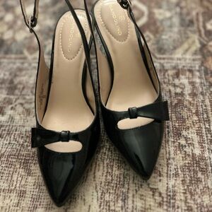 Bandolino Glossy Black Slingback Heels with Bow
